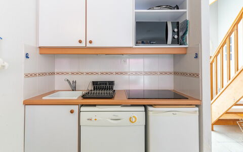 Vaux sur Mer 450: Meubles, Étagère, Cabinetry, Pièce, Propriété, Rayonnage, Placard, Cuisine, Comptoir, Tiroir