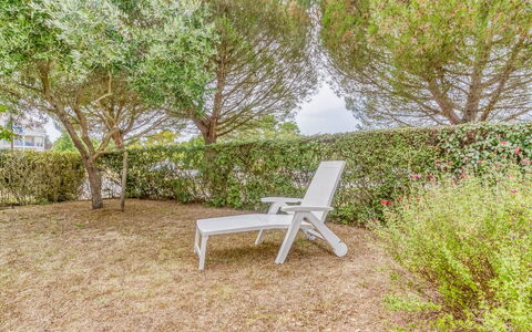 Vaux sur Mer 450: Plante, Extérieur Banc, Communauté Des Plantes, L'Eau, Meubles, Table, Botanique, Mobilier De Jardin, Paysage Naturel, Chaise