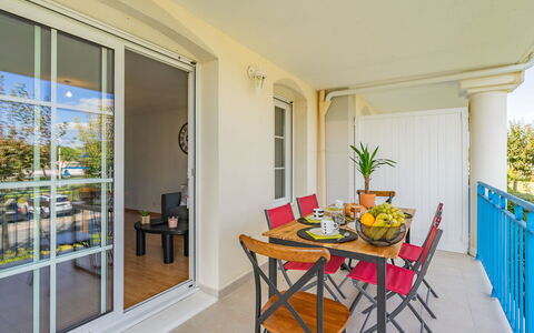 Vaux sur Mer 450: Sol, Domicile, Appartement, Meubles, Porte, Chaise, Mobilier De Jardin, Ombre, Balcon, Accueil Porte