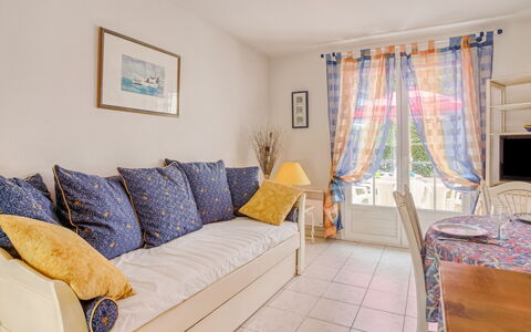 Vaux sur Mer 450: Propriété, Pièce, Meubles, Chambre, Immobilier, Jaune, Lit, Design Intérieur, Bâtiment, Maison