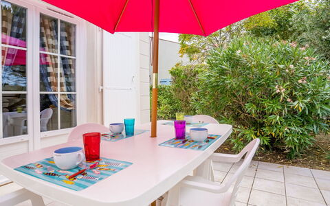Vaux sur Mer 450: Parapluie, Propriété, Pièce, Table, Rose, Meubles, Turquoise, Maison, Bâtiment, Design Intérieur