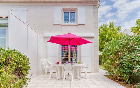 Vaux sur Mer 450: Plante, Fenêtre, Blanc, Parapluie, Nuage, Ombre, Bâtiment, Bois, Chaise, Fleur