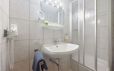 Aschau im Zillertal 495: Design Intérieur, Sol, Sol, Pièce, Luminaire Plomberie, Salle De Bains, Douche, Lavabo, Plafond, Plomberie
