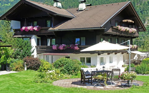 Aschau im Zillertal 495: Plante, Bâtiment, Propriété, Fenêtre, Maison, Arbre, Herbe, Chalet, Toit, Zone Résidentielle