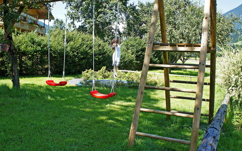 Aschau im Zillertal 495: Balançoire, Équipement Extérieur Play, Arrière-Cour, Cour, Herbe, Arbre, Plante, Jardin, Lot Terre, Paysage