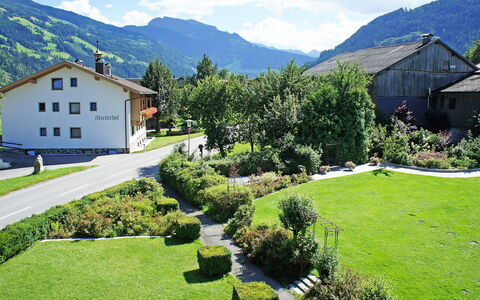 Aschau im Zillertal 495: Paysage Naturel, Propriété, Montagnes Relief, Montagne, Chaîne De Montagnes, Village De Montagne, Maison, Herbe, Pelouse, Domicile