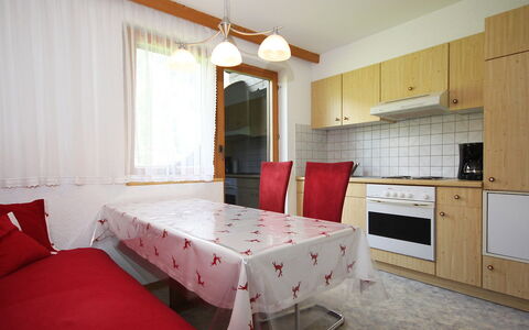 Aschau im Zillertal 495: Pièce, Meubles, Chambre, Propriété, Lit, Design Intérieur, Drap De Lit, Bâtiment, Rouge, Cadre De Lit