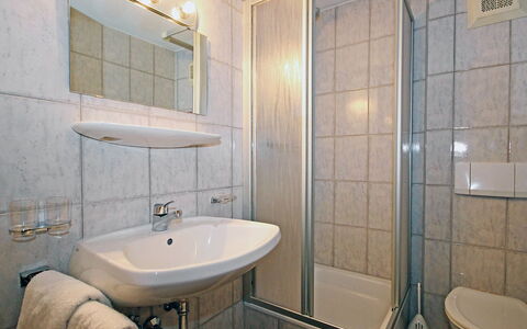 Aschau im Zillertal 495: Salle De Bains, Propriété, Pièce, Tuile, Design Intérieur, Immobilier, Architecture, Mur, Bâtiment, Luminaire Plomberie