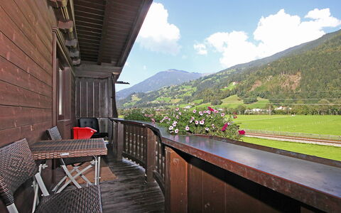 Aschau im Zillertal 495: Propriété, Bâtiment, Balcon, Pièce, Immobilier, Maison, Architecture, Paysage, Montagne, Vacances