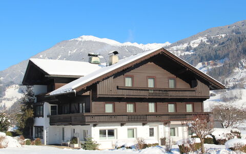 Aschau im Zillertal 495: Ciel, Neige, Montagne, Bâtiment, Plante, Fenêtre, Maison, Arbre, Pente, Toit