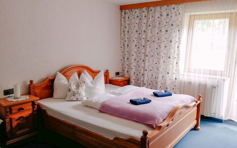 Aschau im Zillertal 495: Meubles, Lit, Chambre, Design Intérieur, Bois, Drap De Lit, Literie, Pièce, Sol, Sol