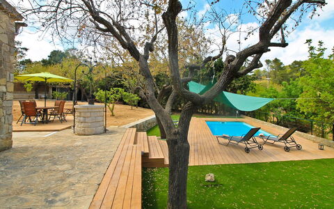 Can Coll: Propriété, Arbre, Immobilier, Espace Public, Ciel, Loisir, Maison, Architecture, Herbe, Domicile