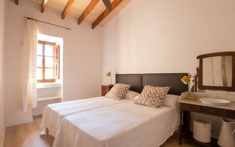 Can Coll: Chambre, Meubles, Lit, Pièce, Propriété, Plafond, Drap De Lit, Design Intérieur, Cadre De Lit, Literie
