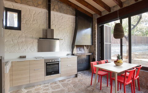 Can Coll: Pièce, Propriété, Meubles, Bâtiment, Design Intérieur, Comptoir, Maison, Sol, Cuisine, Tuile