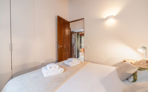 Can Coll: Lit, Design Intérieur, Chambre, Sol, Sol, Bois, Plafond, Drap De Lit, Pièce, Literie