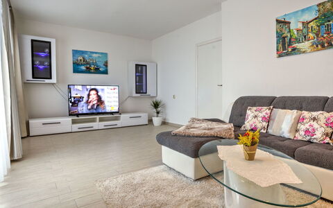Stana: Salon, Pièce, Design Intérieur, Meubles, Propriété, Sol, Violet, Bâtiment, Maison, Mur