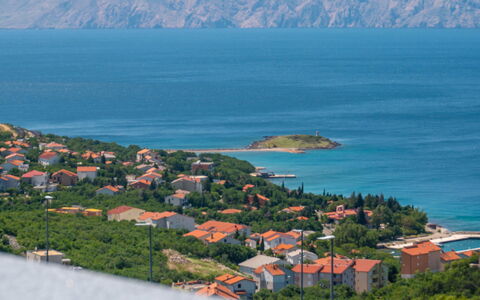 Stana: L'Eau, Ciel, Montagne, Bleu Azur, Bâtiment, La Nature, Lac, Cotiers Et Relief Océaniques, Arbre, Plan D'Eau