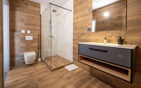 Stana: Miroir, Robinet, Armoire De Toilette, Luminaire Plomberie, Cabinetry, Évier, Bois, Salle De Bains, Bâtiment, Éclairage