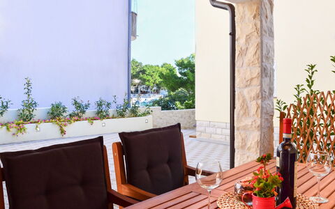 Ante: Propriété, Pièce, Bâtiment, Maison, Domicile, Immobilier, Design Intérieur, Balcon, Fenêtre, Architecture
