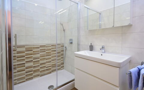 Ante: Salle De Bains, Propriété, Pièce, Architecture, Tuile, Immobilier, Design Intérieur, Sol, Maison, Robinet