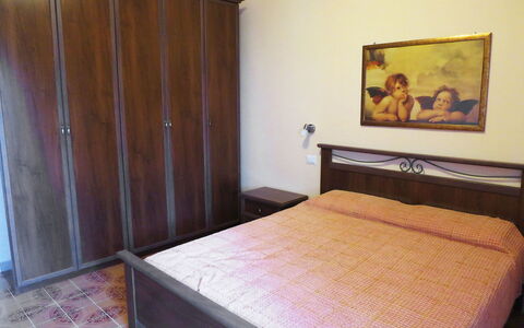 Rondinelli: Meubles, Chambre, Pièce, Lit, Propriété, Matelas, Cadre De Lit, Drap De Lit, Immobilier, Sol