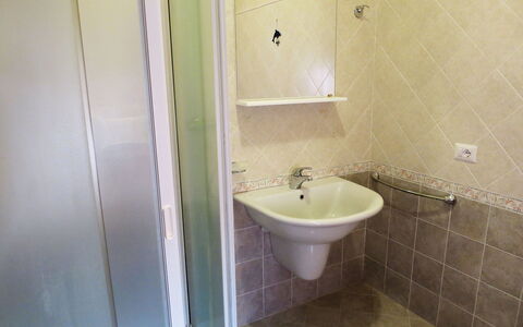 Rondinelli: Salle De Bains, Propriété, Tuile, Pièce, Luminaire Plomberie, Mur, Sol, Accessoire Salle De Bain, Architecture, Robinet