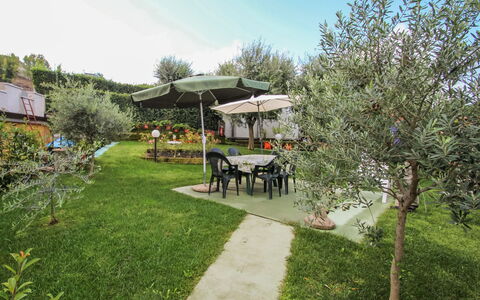 Rondinelli: Propriété, Immobilier, Maison, Arrière-Cour, Cour, Domicile, Arbre, Herbe, Bâtiment, Biens