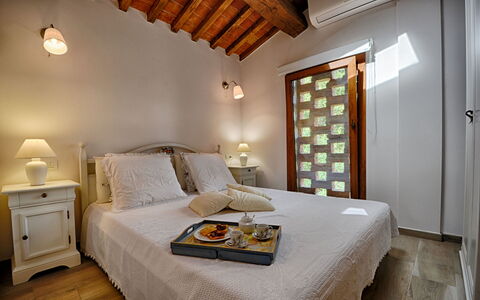 Il Fienile Di Giovanna: Chambre, Pièce, Meubles, Lit, Propriété, Design Intérieur, Plafond, Cadre De Lit, Drap De Lit, Mur