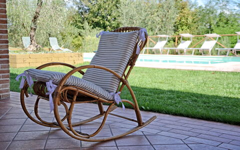 Il Fienile Di Giovanna: Meubles, Chaise, Mobilier De Jardin, Fauteuil À Bascule, Balancelle, Loisir, Osier, Herbe, Arbre, Chaise Longue