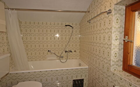 Berneckblick: Salle De Bains, Tuile, Pièce, Propriété, Mur, Luminaire Plomberie, Sol, Design Intérieur, Maison, Domicile