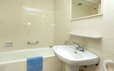 Nicolas: Robinet, Miroir, Luminaire Plomberie, Évier, Lavabo, Propriété, Baignoire, Salle De Bains, Design Intérieur