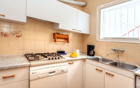 Nicolas: Cabinetry, Comptoir, Evier, Bâtiment, Fenêtre, Évier, Cuisine, Cuisinière, Gaz Poele, Appareil De Cuisine