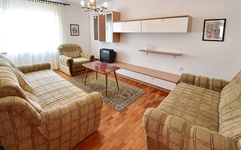 Nera: Meubles, Pièce, Salon, Propriété, Design Intérieur, Sol, Parquet, Table, Canapé, Bâtiment