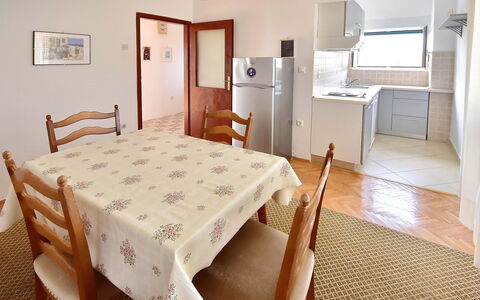 Nera: Pièce, Meubles, Chambre, Lit, Propriété, Cadre De Lit, Sol, Drap De Lit, Design Intérieur, Table