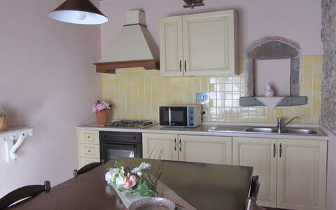 Villa Di Seripa: Cabinetry, Comptoir, Miroir, Propriété, Meubles, Bâtiment, Évier, Tiroir, Bois, Cuisine