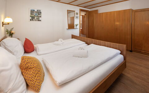 Chalet im Klusi: Design Intérieur, Bois, Chambre, Lit, Meubles, Sol, Plafond, Sol, Drap De Lit, Cadre De Lit