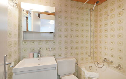 Les Petites Maraîches 132 389: Salle De Bains, Propriété, Pièce, Design Intérieur, Bâtiment, Mur, Immobilier, Tuile, Architecture, Maison