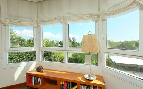 Bertoni Golf & Sea: Fenêtre, Pièce, Propriété, Design Intérieur, Traitement De Fenetre, Plafond, Bâtiment, Architecture, Meubles, Maison