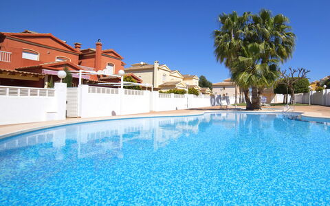 Calpe Calp 410: L'Eau, Ciel, Propriété, Piscine, Plante, Bleu Azur, Arbre, Bâtiment, Plan D'Eau, Maison