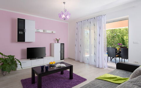 Ana: Salon, Pièce, Design Intérieur, Meubles, Violet, Propriété, Violet, Bâtiment, Plafond, Table Basse