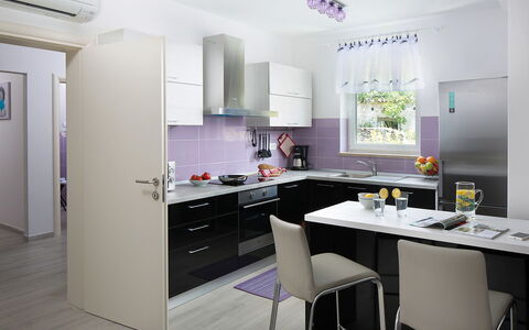 Ana: Pièce, Meubles, Design Intérieur, Cuisine, Propriété, Cabinetry, Comptoir, Bâtiment, Sol, Plafond