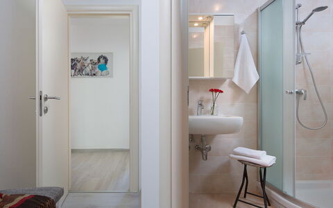 Ana: Salle De Bains, Pièce, Propriété, Sol, Design Intérieur, Bâtiment, Luminaire Plomberie, Porte, Maison, Architecture