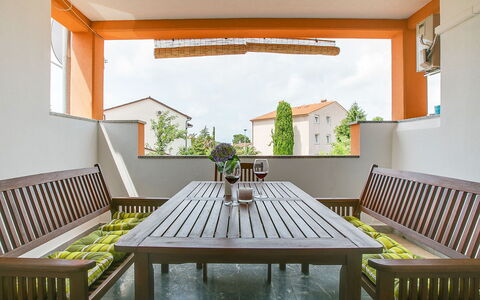 Ivković: Pièce, Propriété, Plafond, Vert, Design Intérieur, Bâtiment, Maison, Meubles, Jaune, Domicile