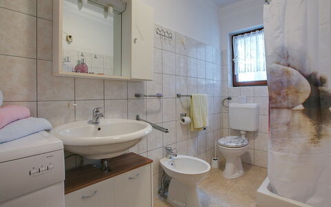 Ivković: Salle De Bains, Propriété, Pièce, Design Intérieur, Armoire De Toilette, Immobilier, Évier, Sol, Bâtiment, Luminaire Plomberie