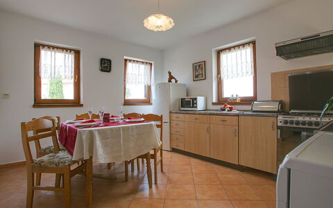Ivković: Pièce, Propriété, Meubles, Sol, Bâtiment, Cuisine, Design Intérieur, Plafond, Maison, Dur