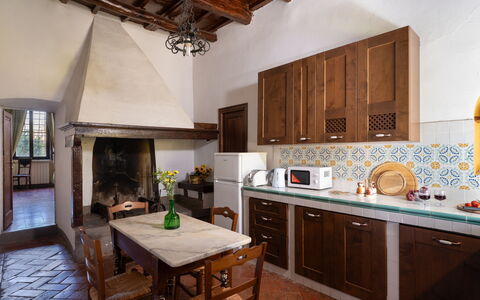 Villa Sieve: Meubles, Design Intérieur, Sol, Bois, Plafond, Pièce, Sol, Cuisine, Éclairage, Table
