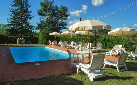 Villa Sieve: Piscine, Propriété, Immobilier, Arrière-Cour, Bâtiment, Maison, Loisir, Mobilier De Jardin, Recours, Balancelle
