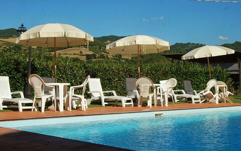 Villa Sieve: Piscine, Recours, Propriété, Vacances, Loisir, Maison, Immobilier, Balancelle, Bâtiment, Mobilier De Jardin