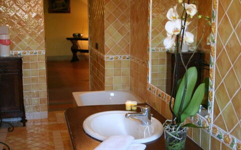 Villa Sieve: Salle De Bains, Tuile, Propriété, Pièce, Sol, Design Intérieur, Luminaire Plomberie, Céramique, Mur, Sol