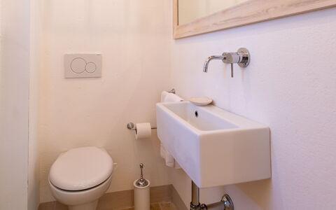 Villa Melinda: Salle De Bains, Robinet, Propriété, Lavabo, Luminaire Plomberie, Pièce, Évier, Mur, Architecture, Toilette